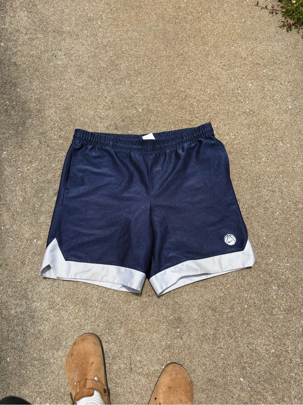 Nike late 90s-early 2000s navy and white baggy basketball shorts